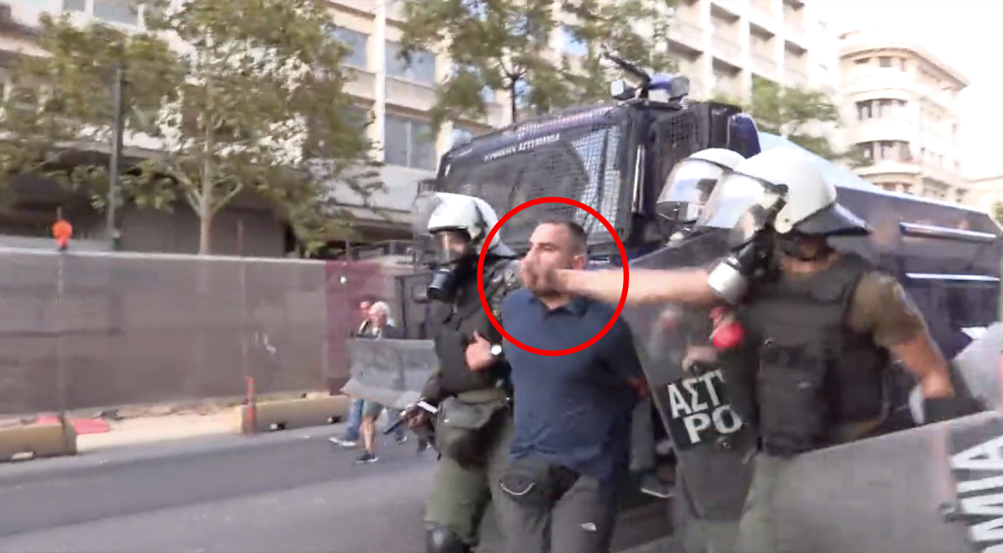 Σοκαριστικό βίντεο: Άνδρας των ΜΑΤ χτυπά διαδηλωτή που τον είχαν πιάσει πισθάγκωνα