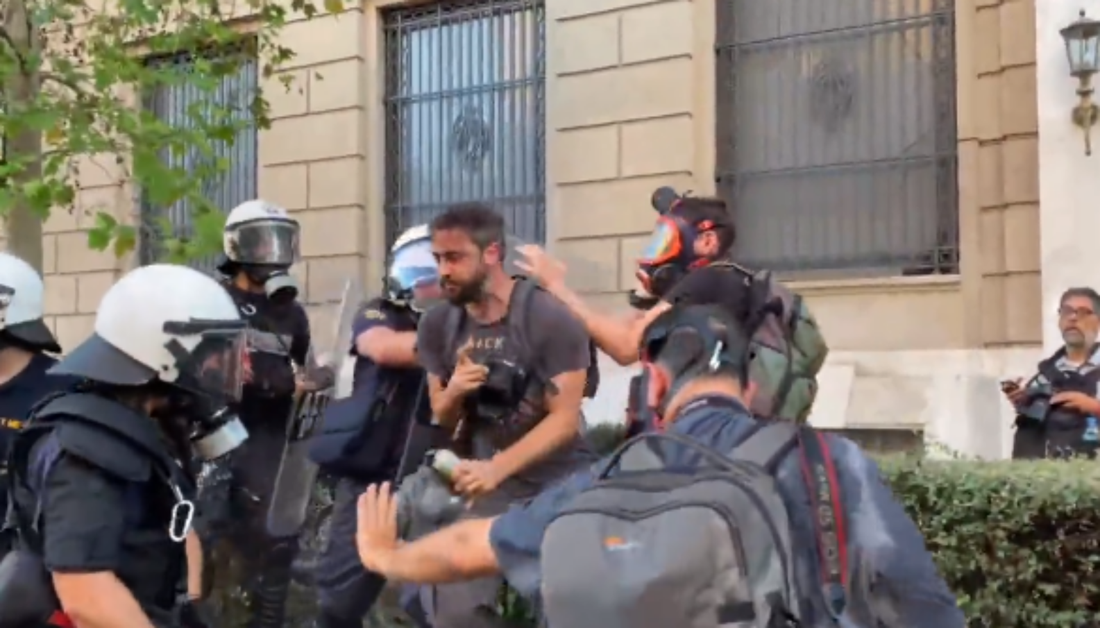 Κατάντια: Η αστυνομία χτύπησε δημοσιογράφους και φωτορεπόρτερ! (Video)