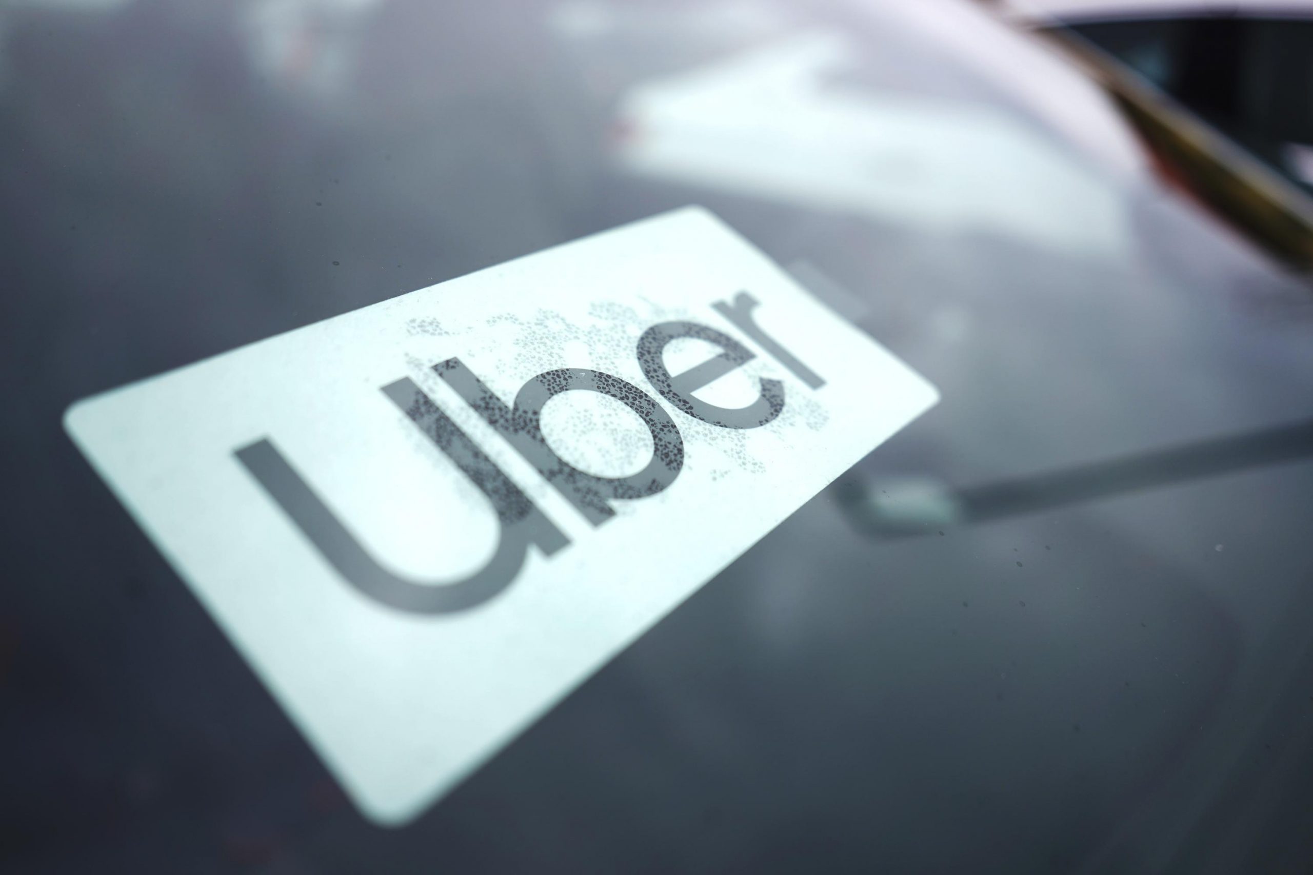 H Uber, οι σχέσεις με την πολιτική και το ύστερο μοντέλο της εργασιακής εκμετάλλευσης