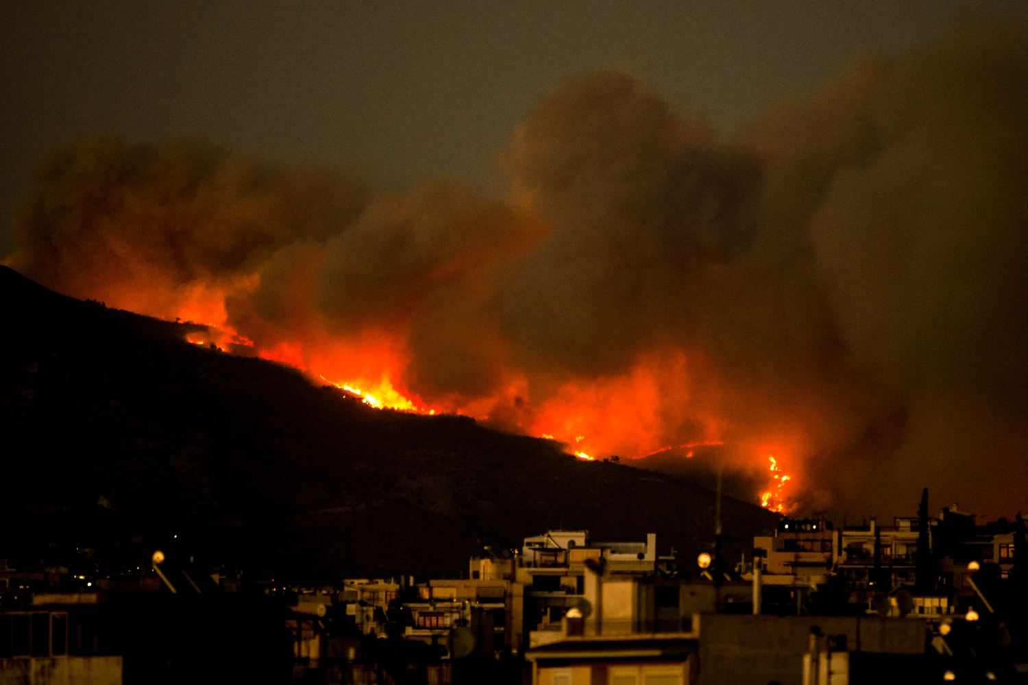 Φωτιά: Μήνυμα 112 για εκκένωση της Πεντέλης – Οι φλόγες κοντά στο νοσοκομείο Παίδων