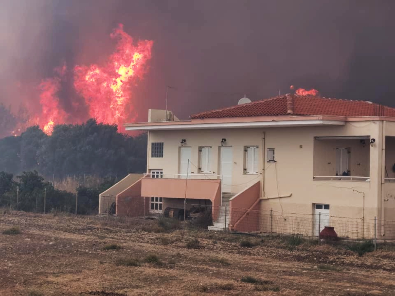 Δήμαρχος Λαυρεωτικής: Η φωτιά έχει ξεφύγει – Καίει δασική έκταση