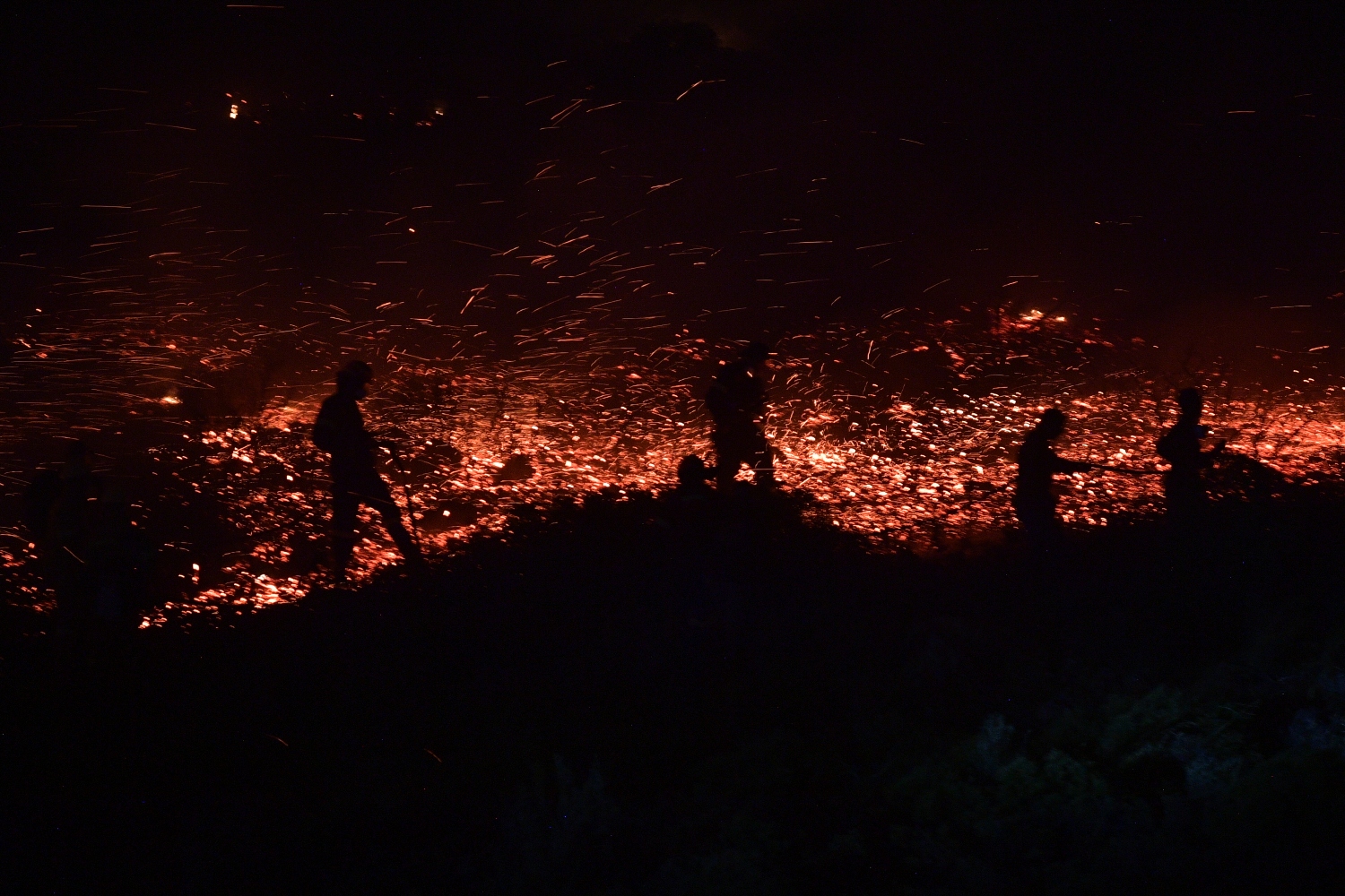 Φωτιά στην Πεντέλη: Κοντά στον Γέρακα οι φλόγες – Έκλεισαν τμήματα της Αττικής Οδού