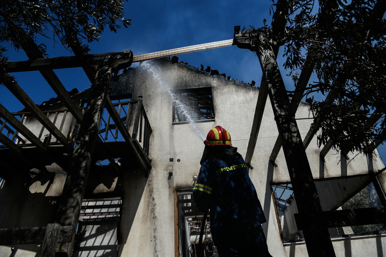 Φωτιά στο Πόρτο Γερμενό: Κάηκε σπίτι, εκκενώθηκε οικισμός – Σε εξέλιξη μέτωπα σε Αχαΐα, Κορινθία