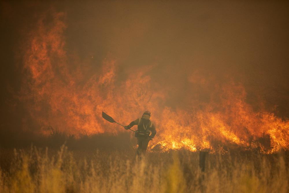 Νότια Ευρώπη: Πυρκαγιές και καύσωνας αναγκάζουν τους ανθρώπους να εγκαταλείψουν τα σπίτια τους