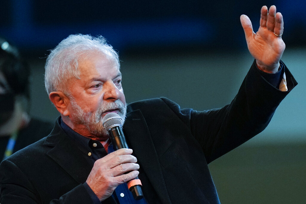 Ο αριστερός Λούλα σαρώνει στις δημοσκοπήσεις και οδηγεί σε συντριβή τον Μπολσονάρου