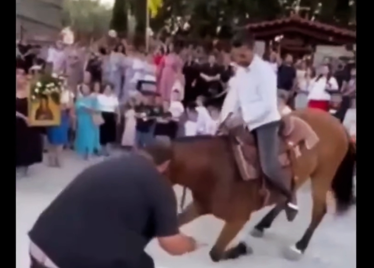 Χτυπούσαν άλογα για να τα αναγκάσουν να προσκυνήσουν μια εικόνα στον Τύρναβο