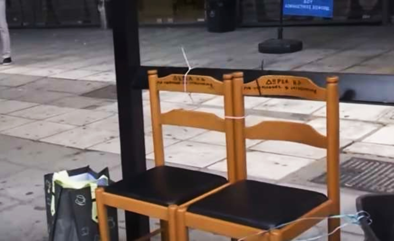 Πρόοδος και ανάπτυξη: Καρέκλες κουζίνας σε στάση λεωφορείου που δεν έχει καθίσματα