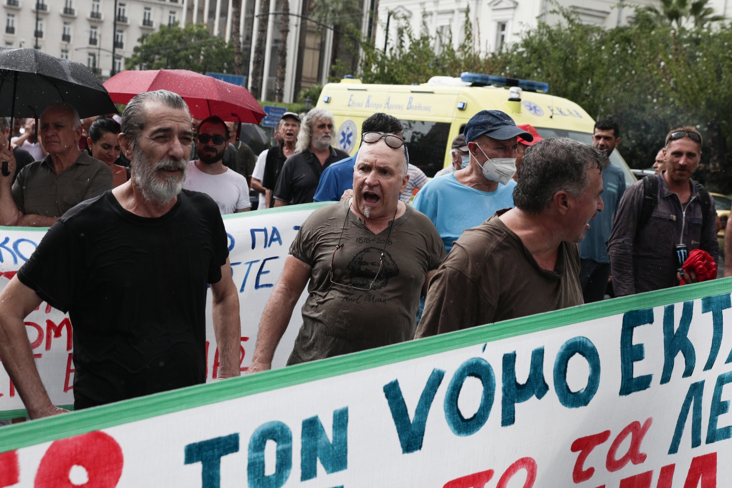 «Θέλουμε δουλειά και όχι ανεργία»: Δυναμική διαδήλωση ενάντια στο νομοσχέδιο για τα ναυπηγεία Ελευσίνας