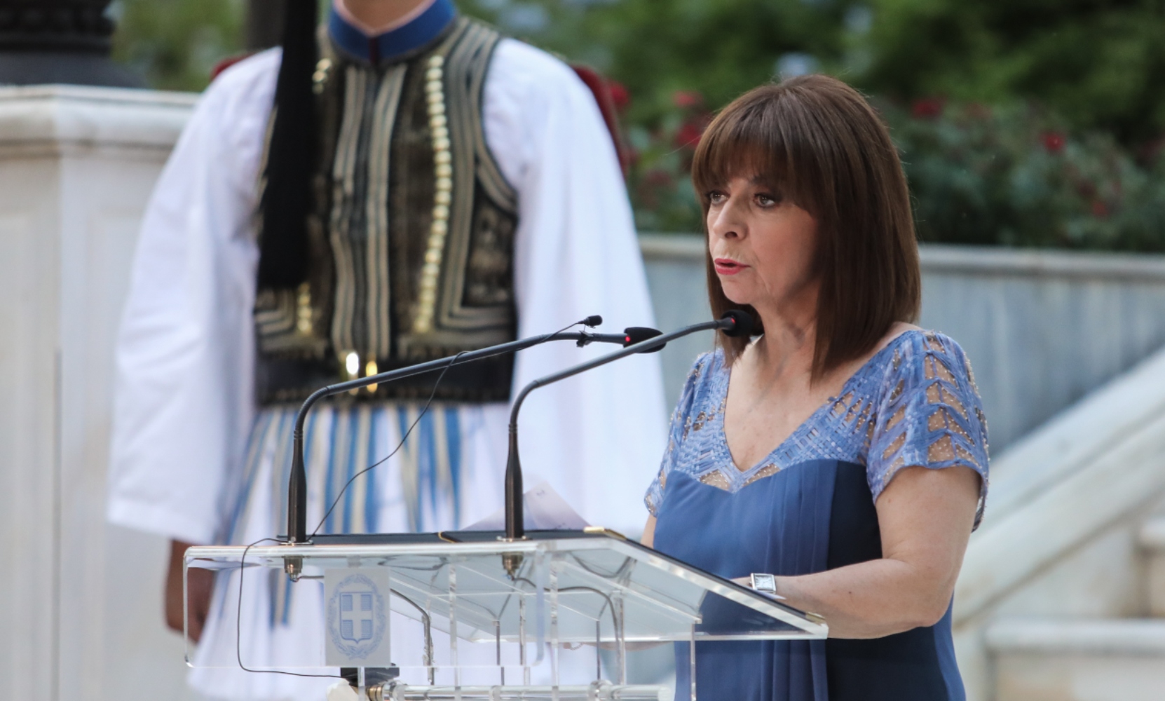 Θερμή υποδοχή Σακελλαροπούλου στην Αμοργό: «Ο Βιαστής είναι σπίτι του – Η Δημοκρατία διακοπές»
