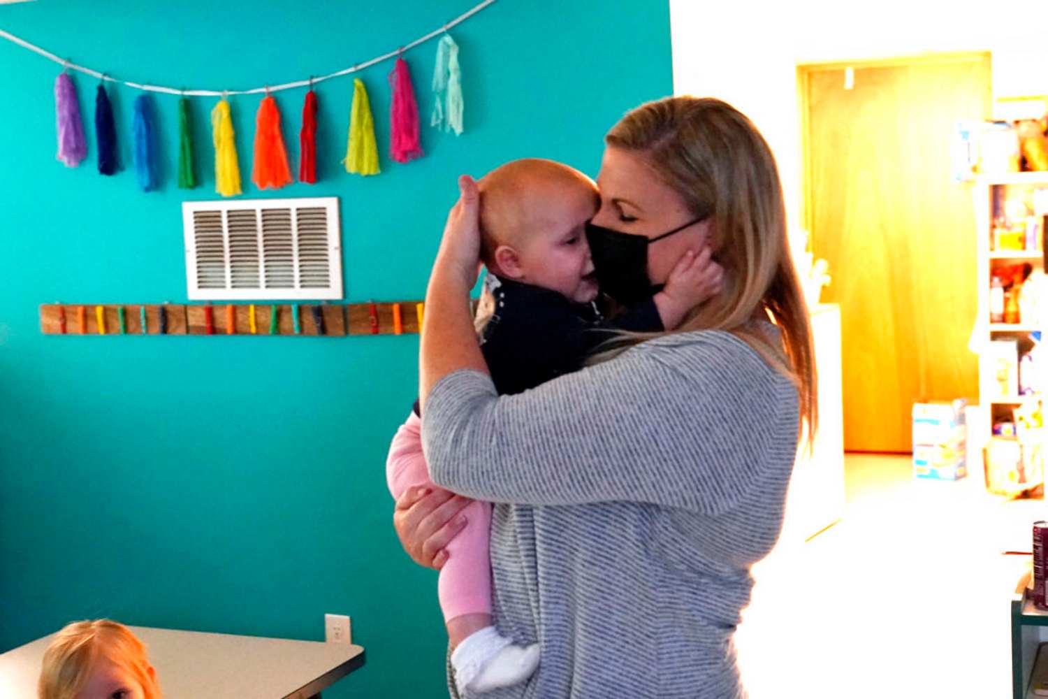 Μητέρα εκπαιδευτικός αναγκάζεται να διδάσκει με το μωρό αγκαλιά στη Σαντορίνη