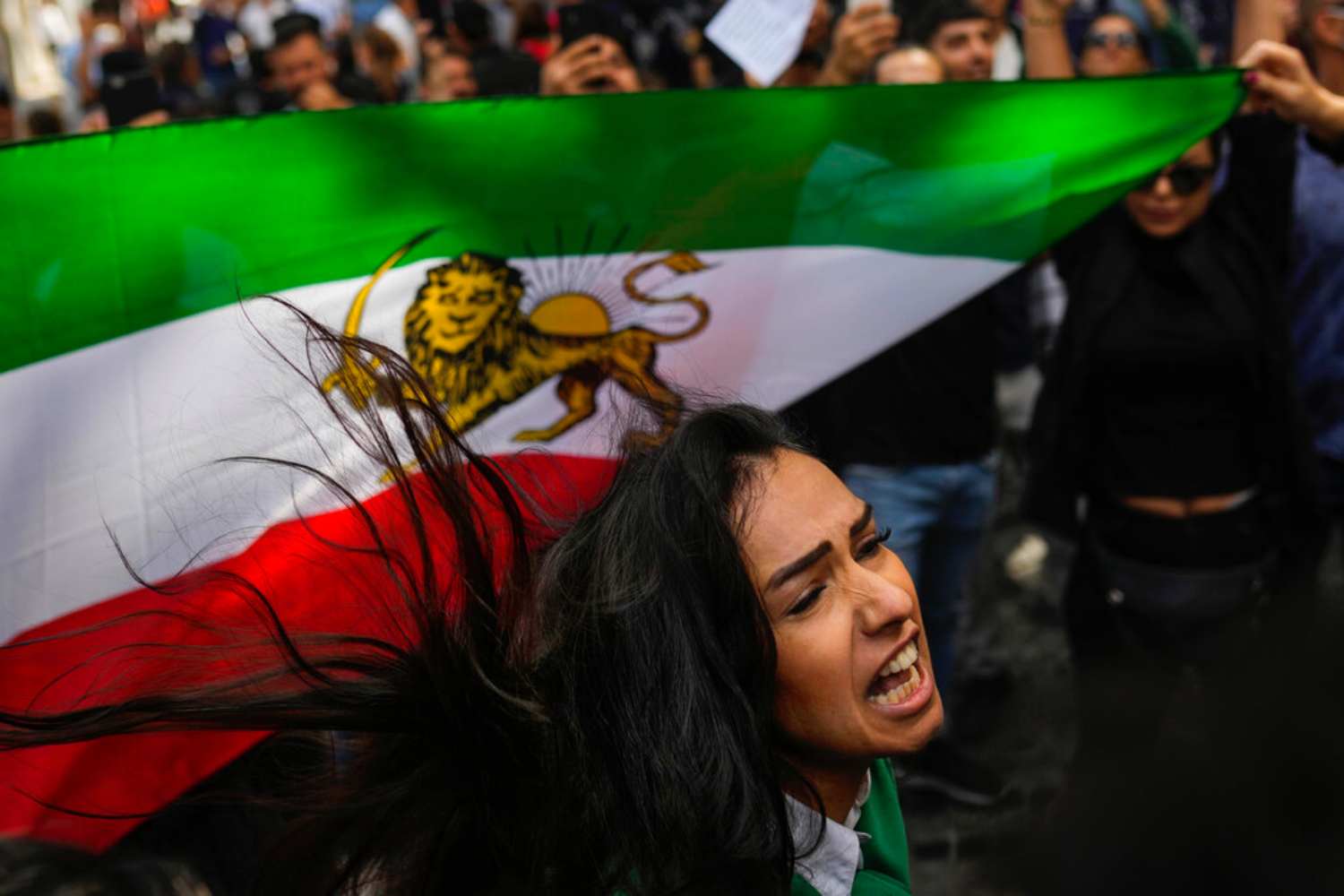 Γυναικεία επανάσταση στο Ιράν: Οργή λαού – Αυξάνονται οι νεκροί