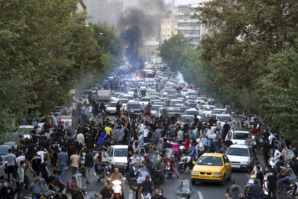 «Φλέγεται» το Ιράν: Αυξάνονται οι νεκροί -Δεν κάμπτεται η λαϊκή οργή!