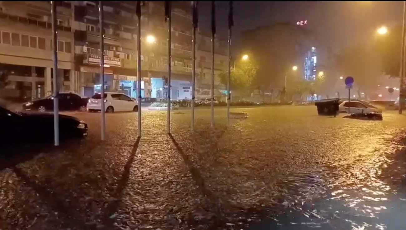 Εφιαλτική νύχτα στη Θεσσαλονίκη: Ποτάμια οι δρόμοι, προβλήματα ηλεκτροδότησης & ζημιές από τις ισχυρές καταιγίδες