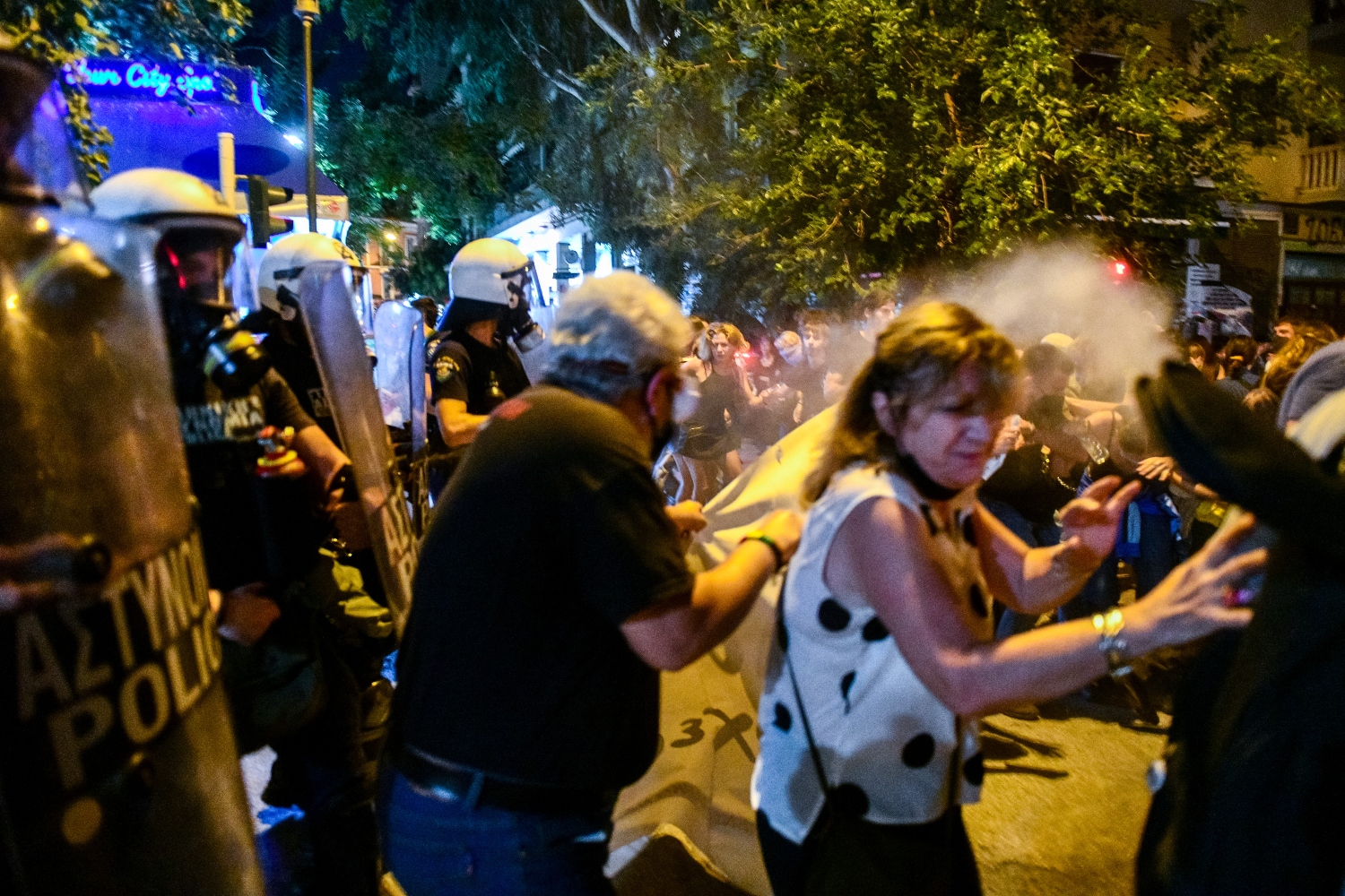 Νύχτα καταστολής στα Εξάρχεια: Χημικά και κρότου λάμψης σε διαδηλωτές από τα ΜΑΤ (Video)