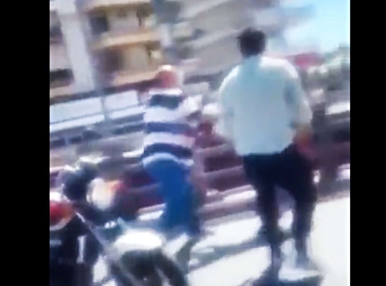 Ο Μπέος επιτίθεται και χτυπάει μοτοσικλετιστή στη μέση του δρόμου (Video)