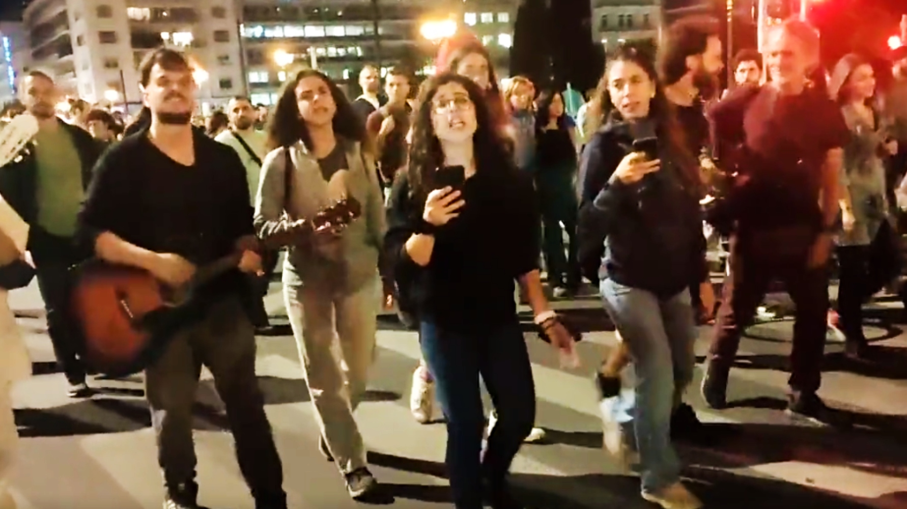 Διαδηλωτές τραγουδούν το συγκινητικό τραγούδι «Λύκου κραυγή» στην πορεία μνήμης του Ζακ (Video)