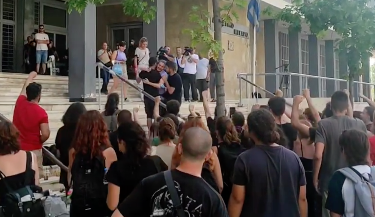 Αφέθηκαν ελεύθεροι οι συλληφθέντες φοιτητές – Αναβλήθηκε η δίκη (Video)
