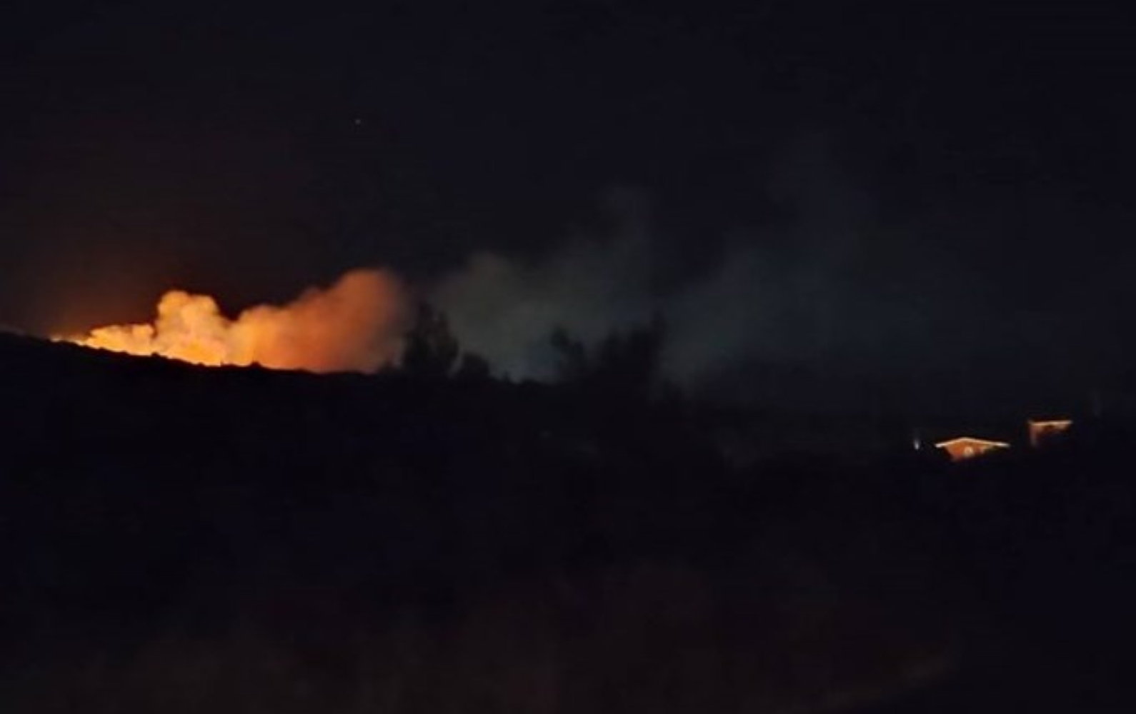 Μεγάλη φωτιά στην Κεφαλονιά – Απειλείται κατοικημένη περιοχή στη Σκάλα
