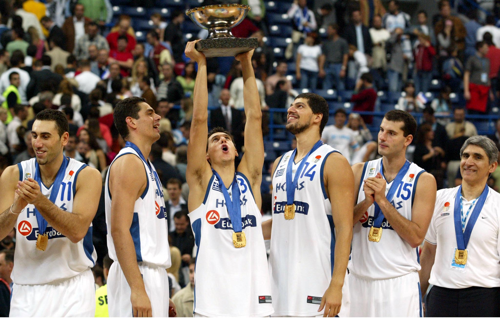 Όταν πριν 17 χρόνια η εθνική ομάδα μπάσκετ κατακτούσε το 2ο χρυσό της μετάλλιο (video)