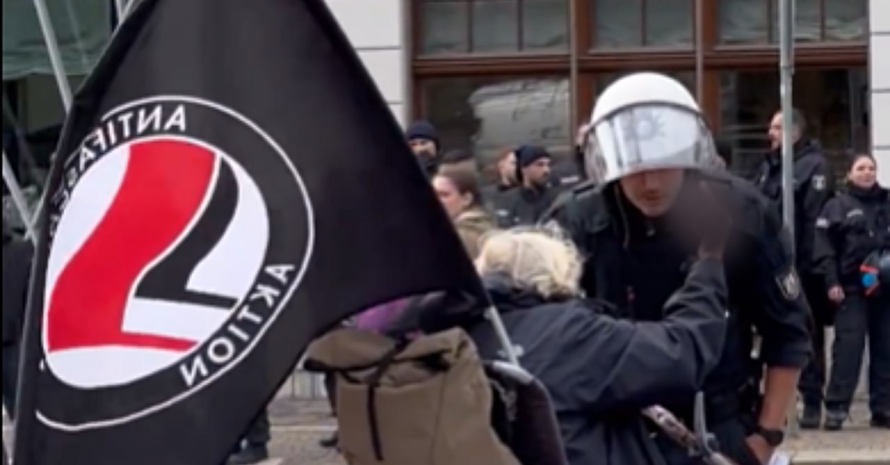 Επικό βίντεο: Ηλικιωμένη αντιφασίστρια υψώνει το δάχτυλο σε αστυνομικούς