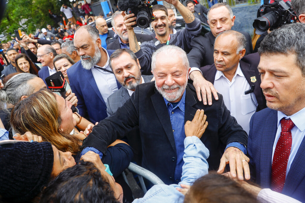 Σημαντική νίκη Λούλα απέναντι στον ακροδεξιό Μπολσονάρο στην Βραζιλία