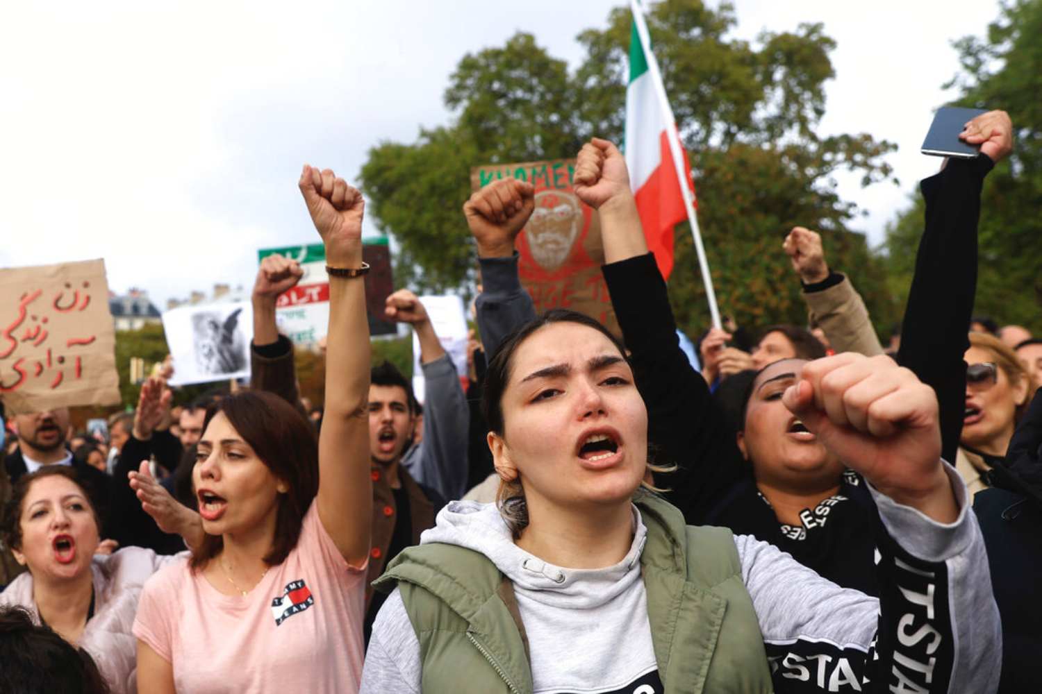 «Αν δεν ενωθούμε, θα μας σκοτώσουν μία- μία»: Και οι μαθήτριες ξεσηκώθηκαν στο Ιράν