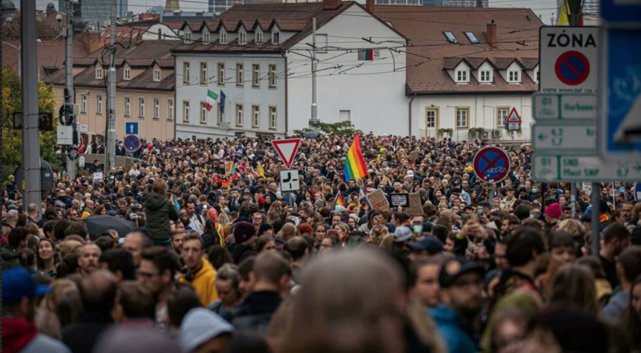 Χιλιάδες στους δρόμους της Μπρατισλάβα μετά την δολοφονία δύο ΛΟΑΤΚΙΑ+ ατόμων