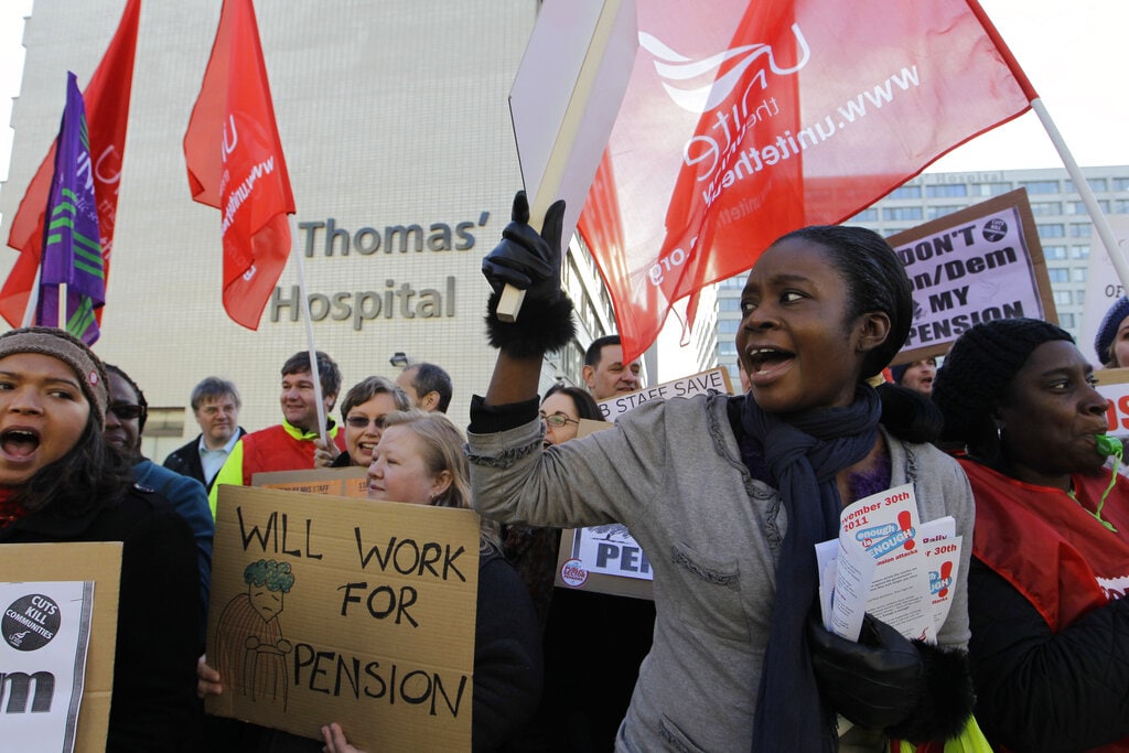 Βρετανία: Χιλιάδες εργαζόμενοι αποφασίζουν να απεργήσουν