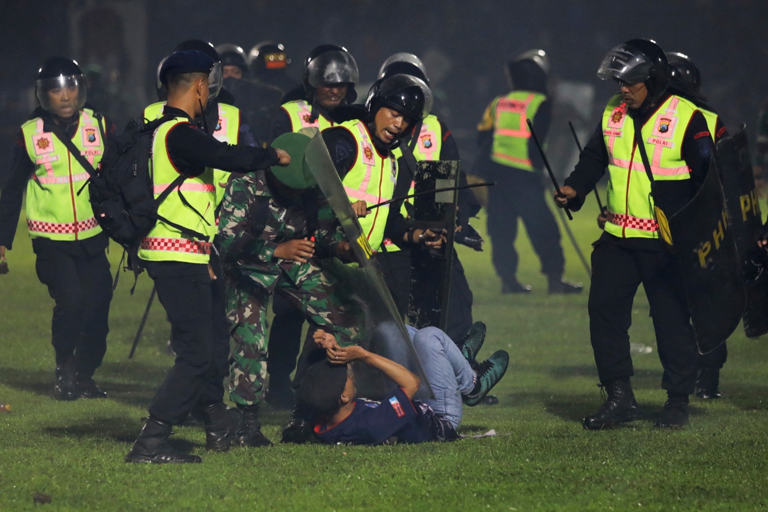 Ινδονησία: Δακρυγόνα, ασφυξία, χάος & δεκάδες νεκροί στα επεισόδια ποδοσφαιρικού αγώνα