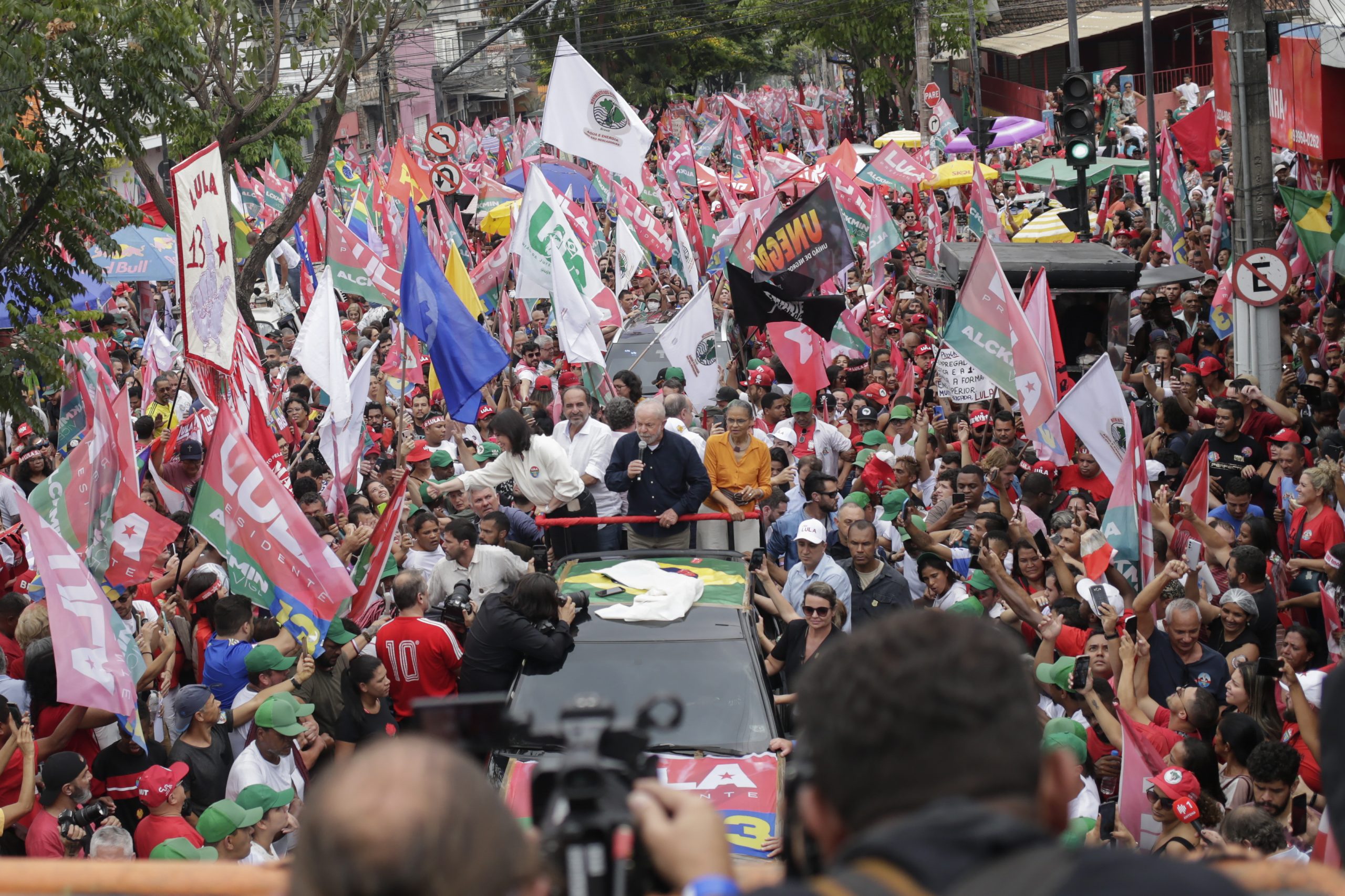 Εκλογές στη Βραζιλία: Ο βρόμικος πόλεμος της ακροδεξιάς κατά του Λούλα