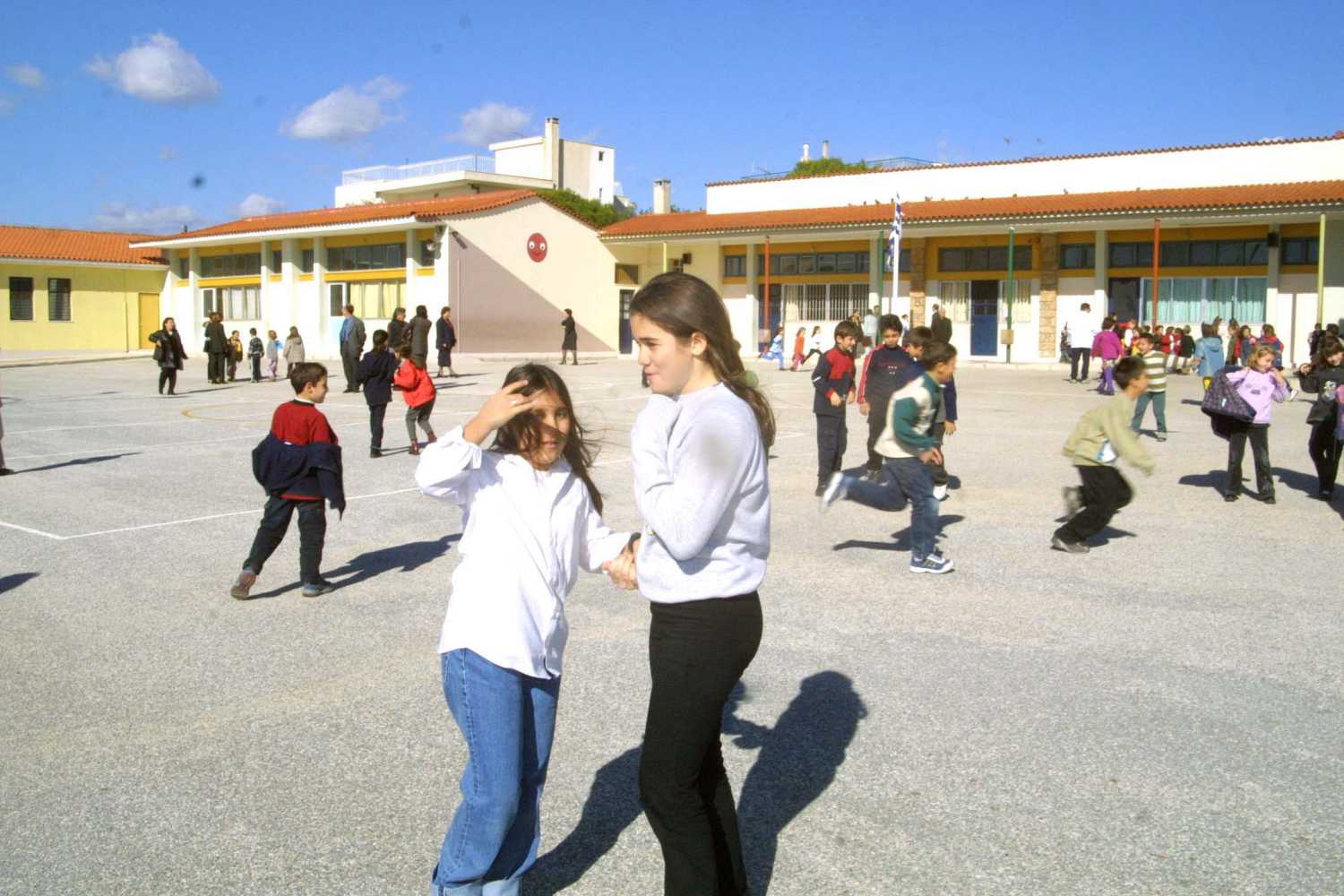 Δημοτικό σχολείο στη Λάρισα παίζει Χατζιδάκι στα διαλείμματα