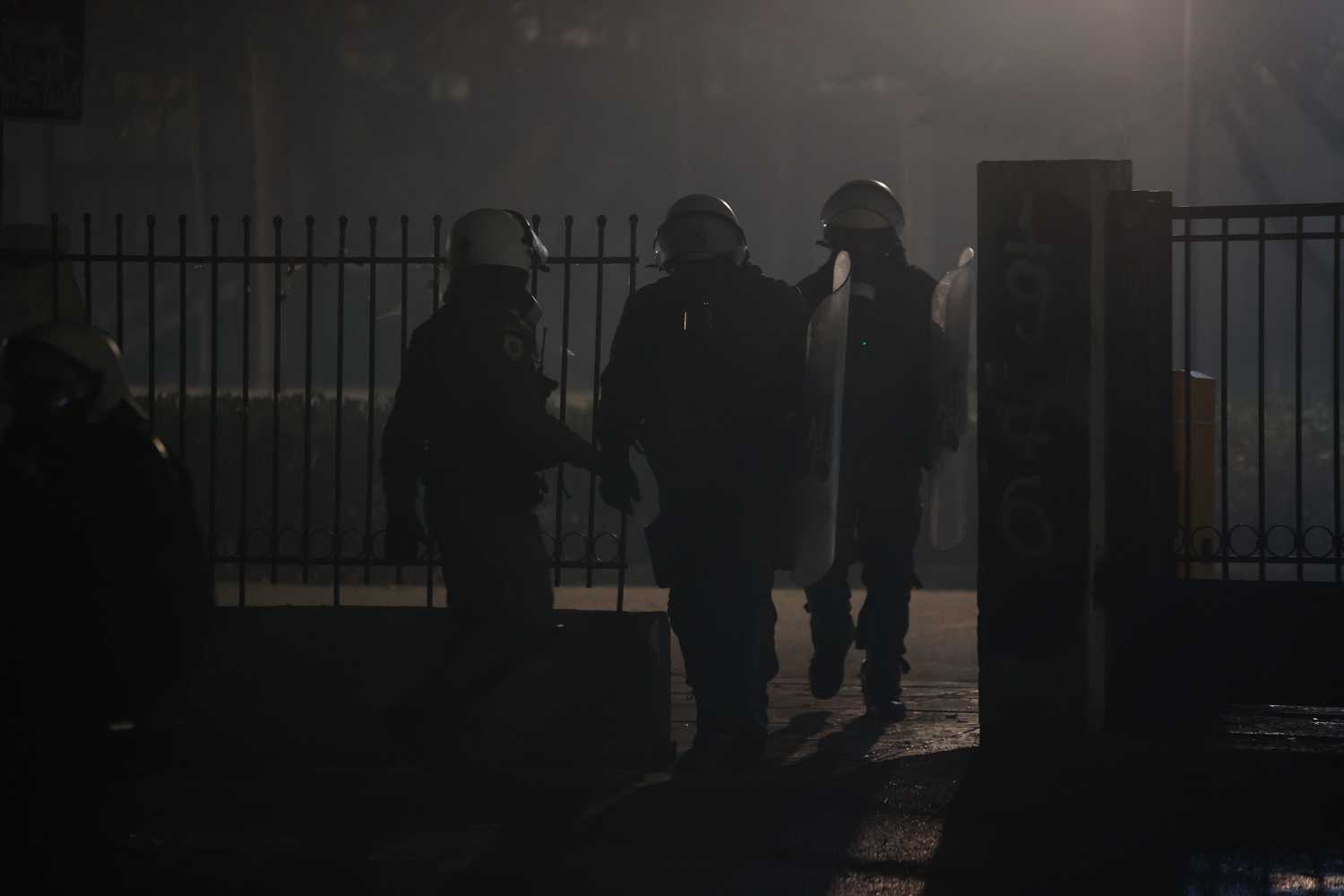 ΑΠΘ: Αστυνομικός ρίχνει δακρυγόνο σε κλειστό χώρο, παρά τις οδηγίες να μην το κάνει (Video)