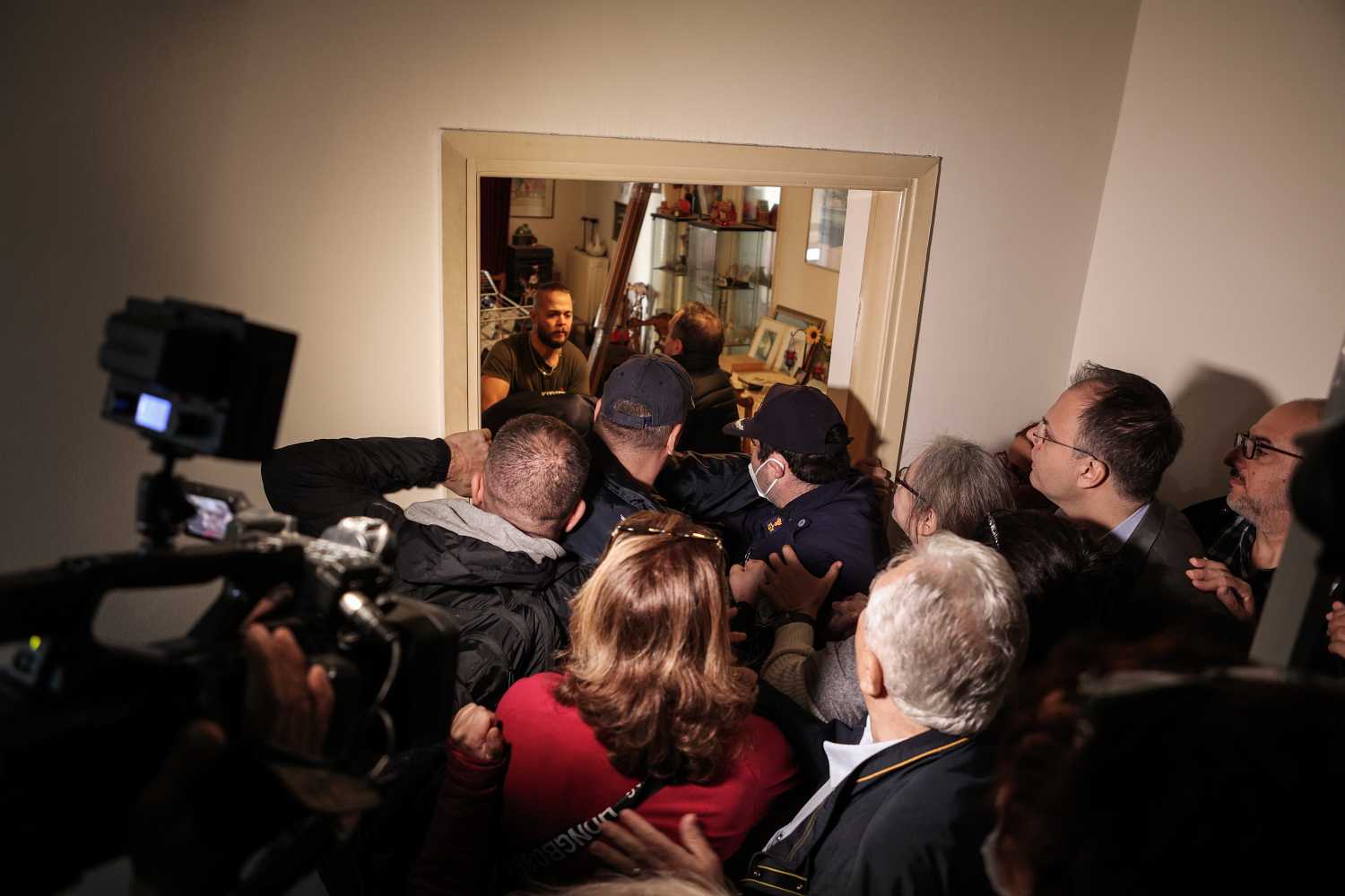 Αλληλέγγυοι, γείτονες & βουλευτές στο σπίτι της Ι. Κολοβού για να σταματήσουν την έξωση