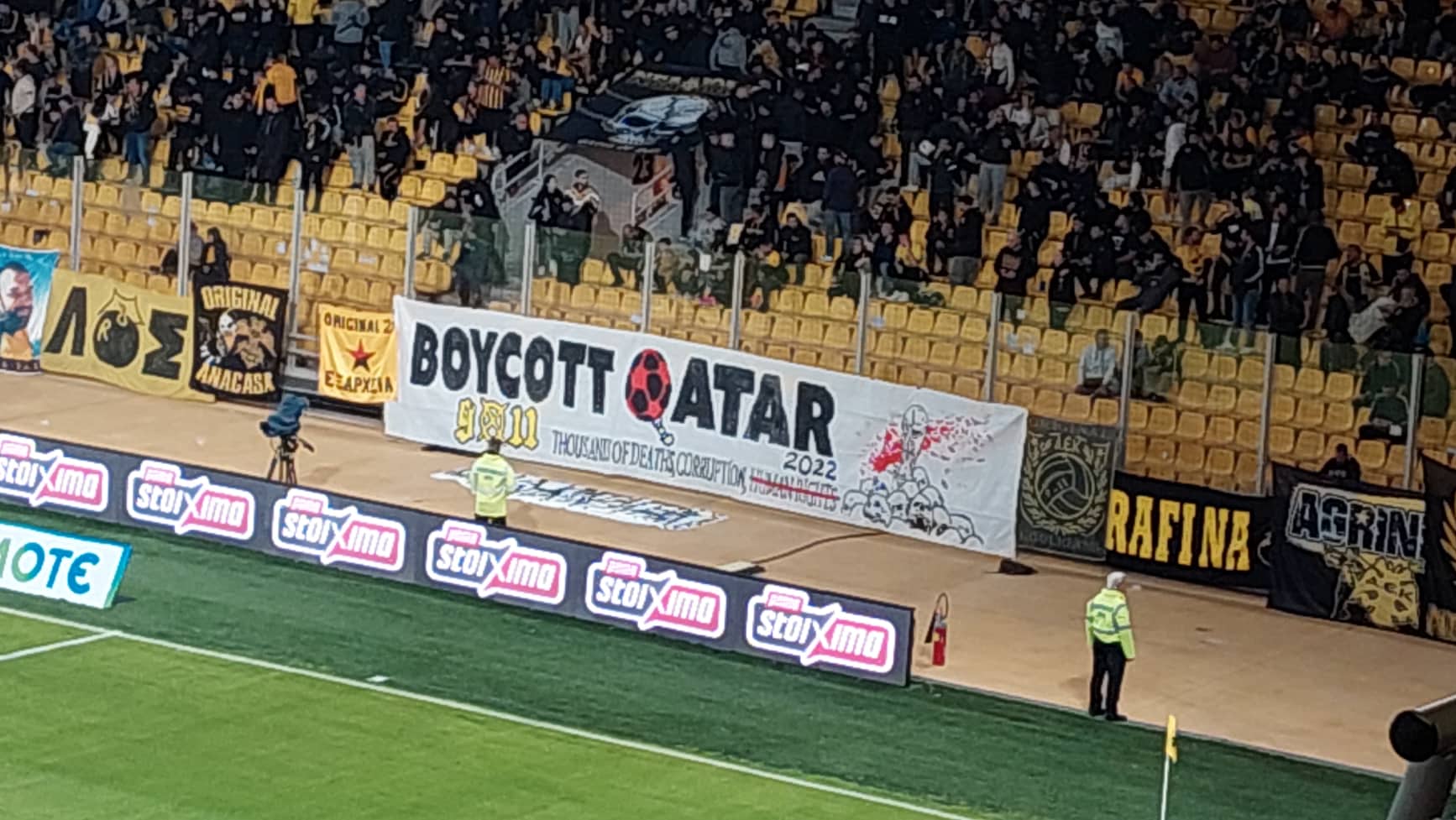 Πανό «Boycott Qatar» από φιλάθλους της ΑΕΚ στο ματς με τον ΟΦΗ