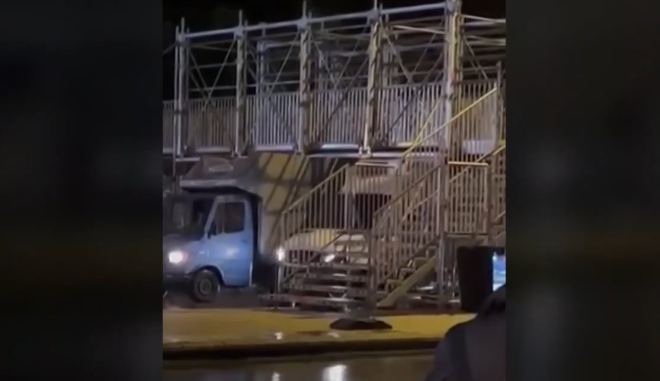 Καλλιμάρμαρο:  Σφήνωσαν φορτηγά σε γέφυρα που στήθηκε για τον Μαραθώνιο 2022