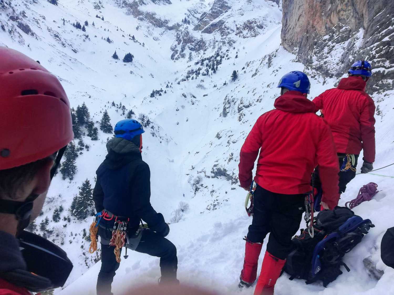Όλυμπος: Χωρίς τις αισθήσεις του ανασύρθηκε ο ορειβάτης που έπεσε σε χαράδρα