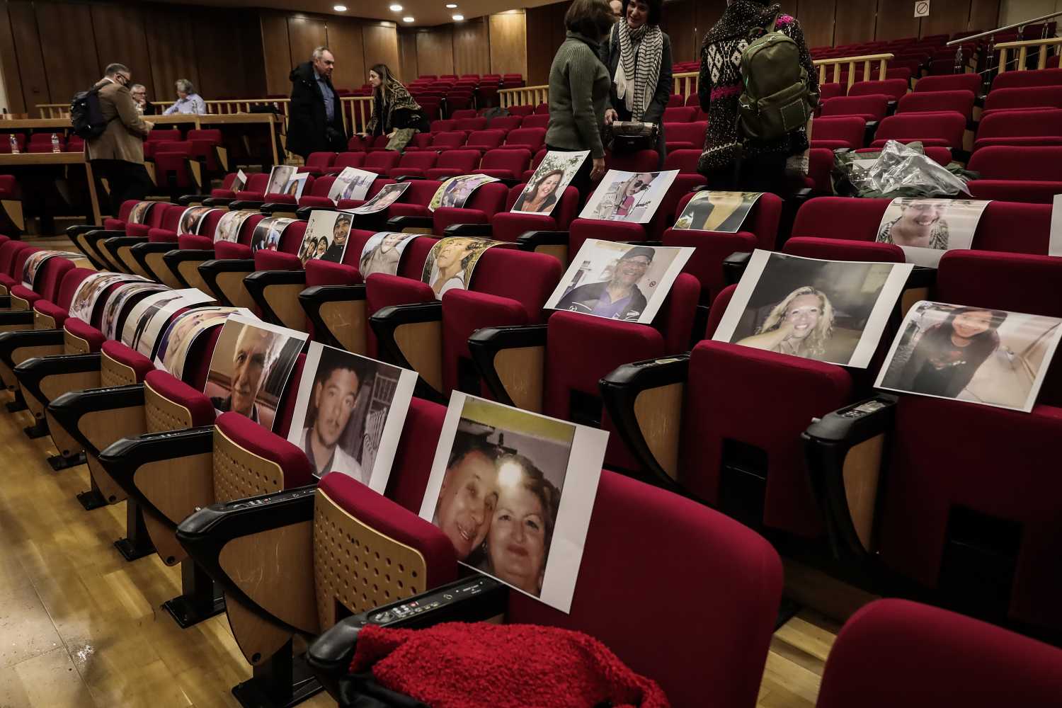 Δίκη για Μάτι: Φωτογραφίες των θυμάτων στα έδρανα του ακροατηρίου