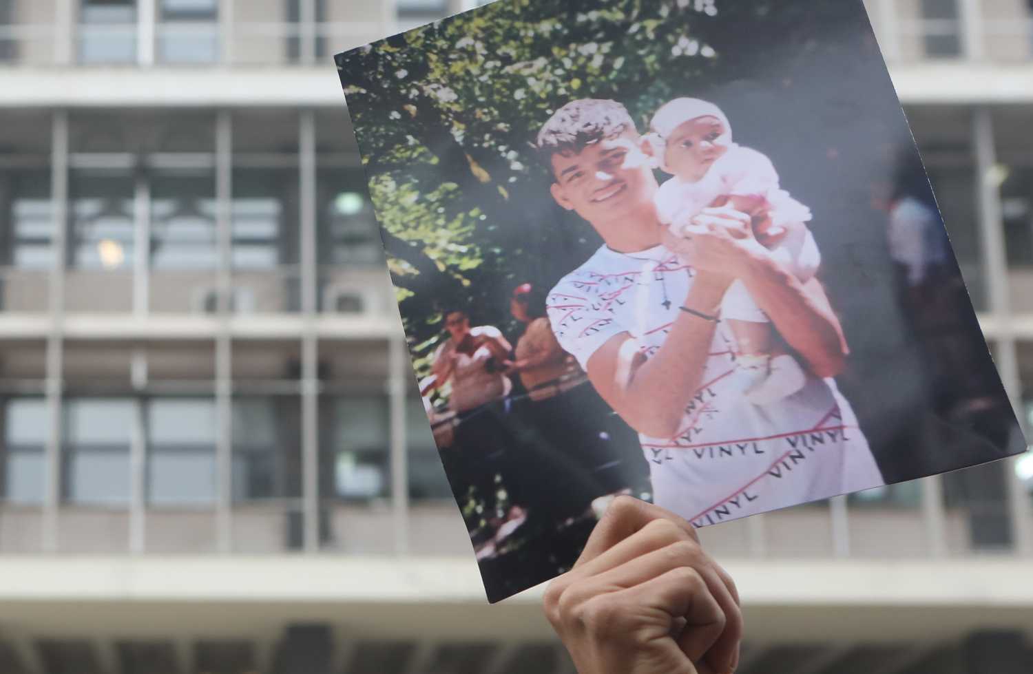 «Είναι νεκρός γιατί ο ζόφος έχει γίνει καθεστώς»: Στους δρόμους για την κρατική δολοφονία του 16χρονου Κώστα