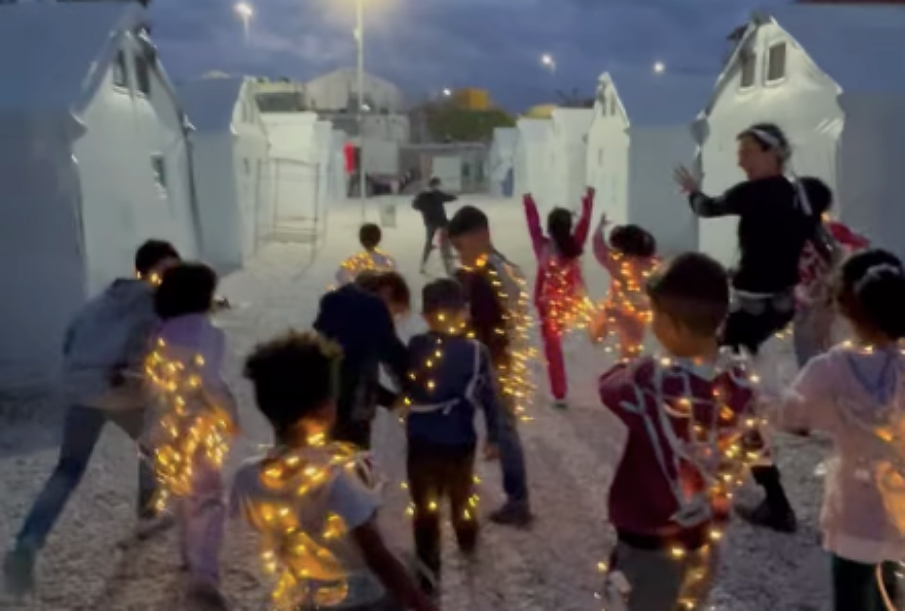 Λέσβος:  Τα προσφυγόπουλα υποδέχονται τα Χριστούγεννα με κοστούμια από ανακυκλωμένα μπουκάλια & σκηνές