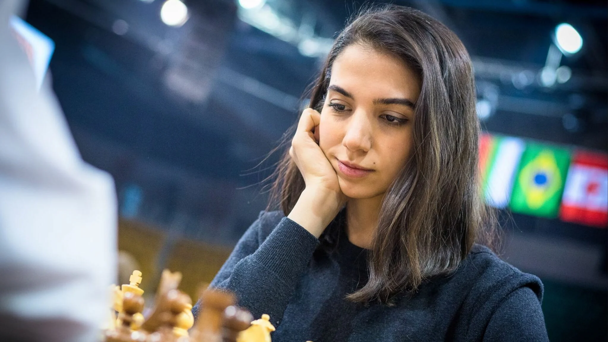 Στην Ισπανία η Ιρανή σκακίστρια που αγωνίστηκε χωρίς χιτζάμπ, σύμφωνα με την El País