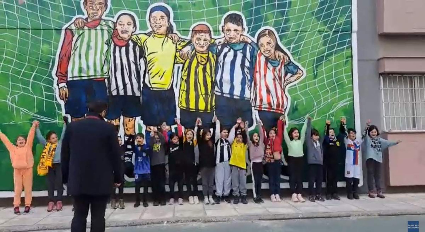 Θεσσαλονίκη: Μαθητές φόρεσαν τις φανέλες των ομάδων τους και τραγούδησαν για τον Άλκη