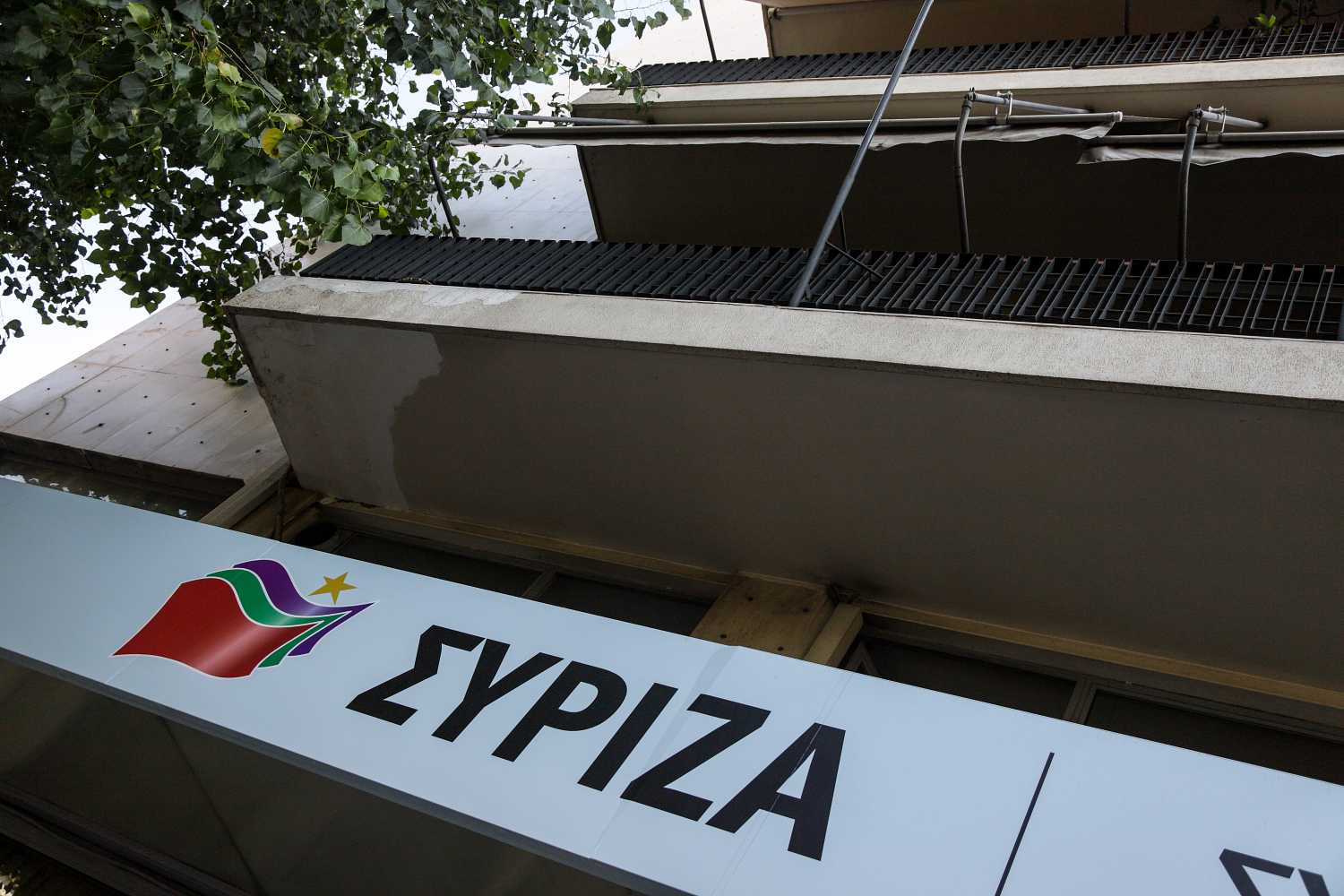 Ύποπτος φάκελος με λευκή σκόνη στα γραφεία του ΣΥΡΙΖΑ – Στάλθηκε για ανάλυση