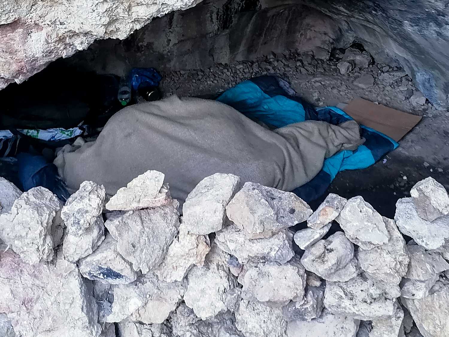 Λόφος Φιλοπάππου: Άστεγος έχει βρει καταφύγιο σε σπηλιά