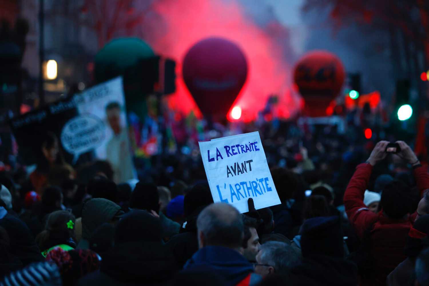 Σε απεργιακό ξεσηκωμό η Γαλλία: Απεργούν οι εργαζόμενοι σε λιμάνια, διυλιστήρια, ενέργεια
