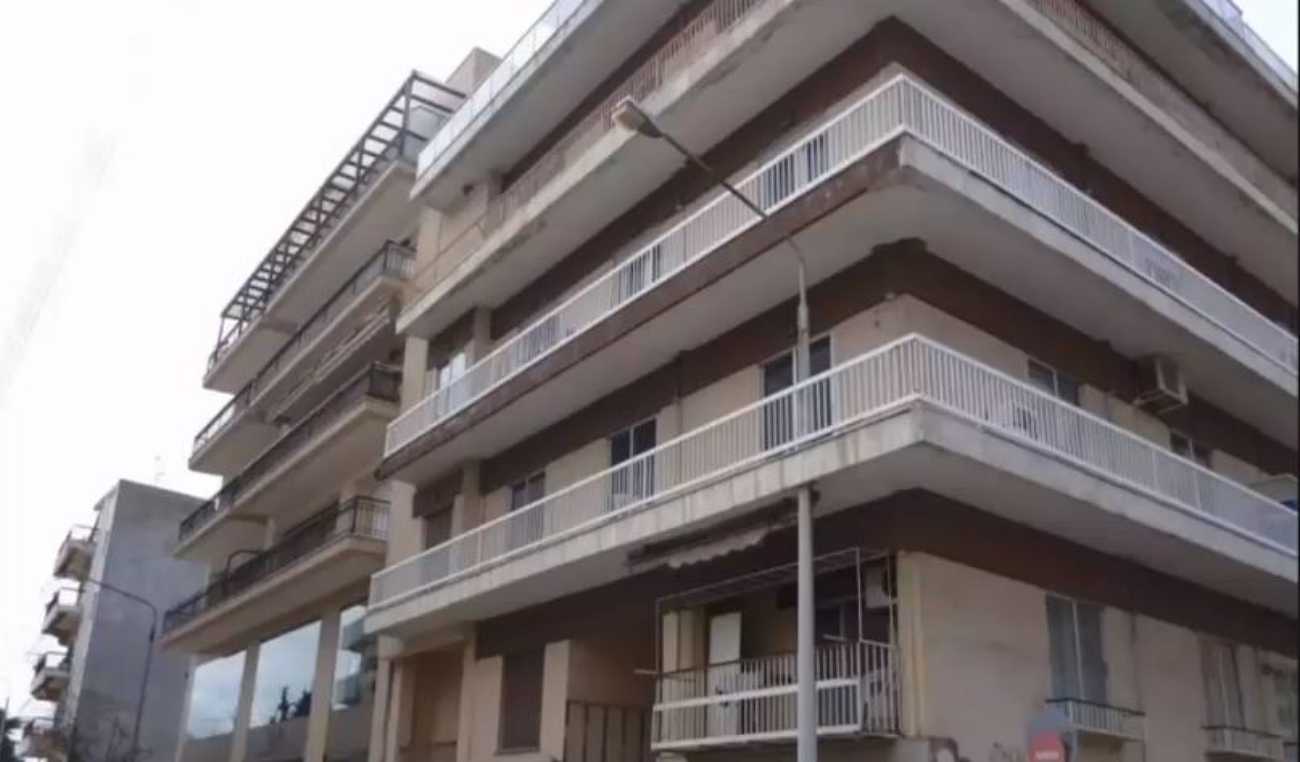 Απίστευτο κι όμως ελληνικό: Κολώνα περνά μέσα από μπαλκόνι πολυκατοικίας