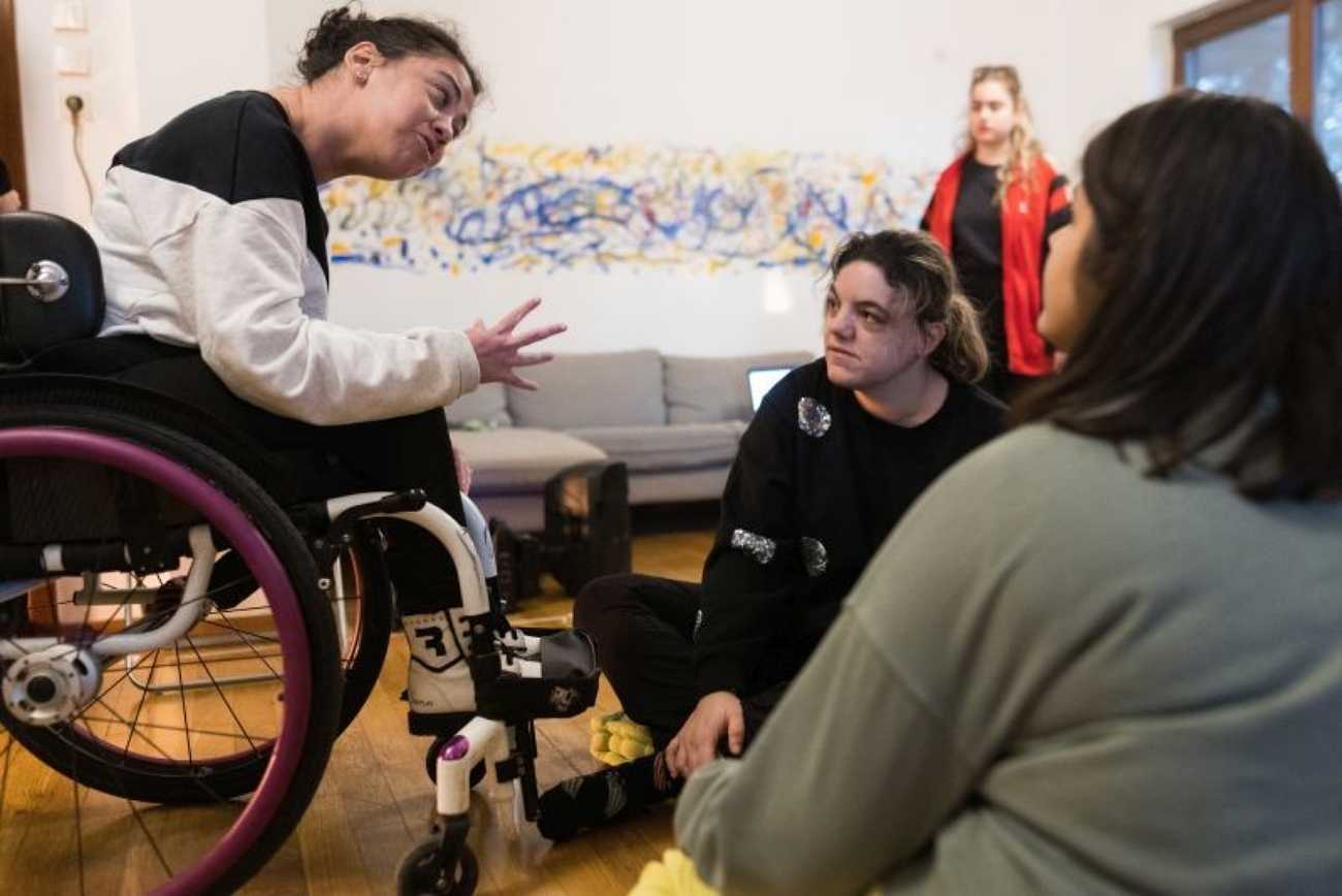 Κολεκτίβα καλλιτεχνών πειραματίζεται στην ημιαυτόνομη διαβίωση ατόμων με αναπηρία