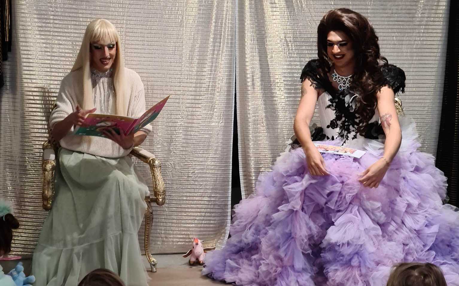 Drag Queens στην Αθήνα διαβάζουν συμπεριληπτικά παραμύθια σε παιδιά