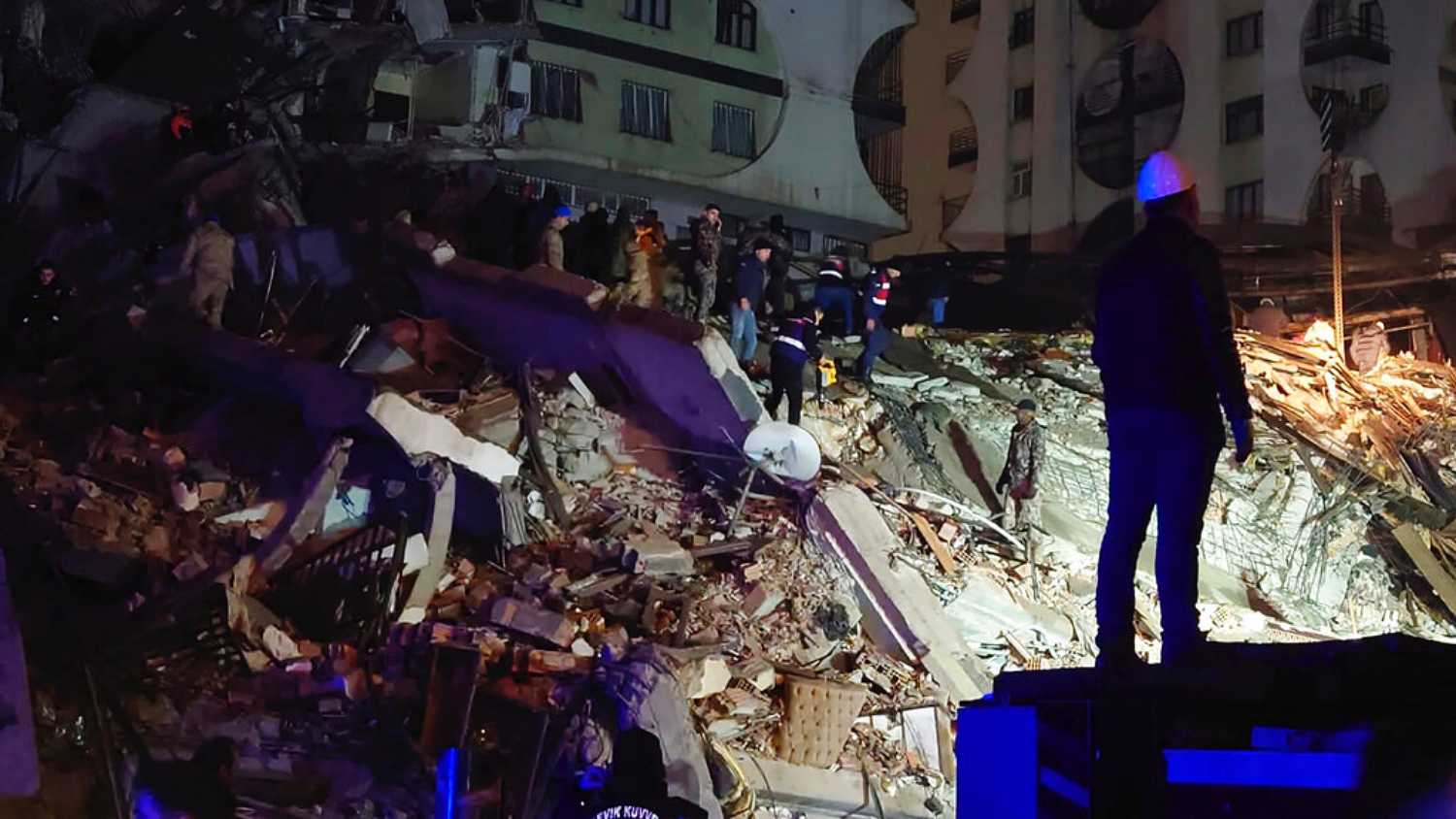 Φονικός σεισμός 7,8 ρίχτερ στην Τουρκία: Εκατοντάδες νεκροί & παγιδευμένοι στα συντρίμμια
