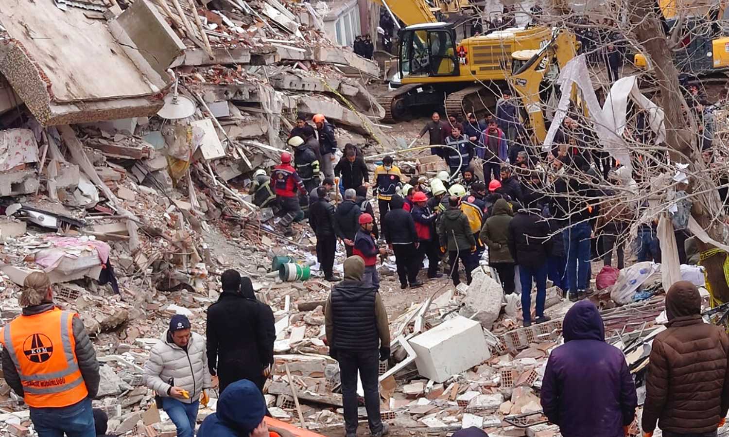 Πάνω από 1300 οι νεκροί και χιλιάδες τραυματίες από τον φονικό σεισμό σε Τουρκία & Συρία
