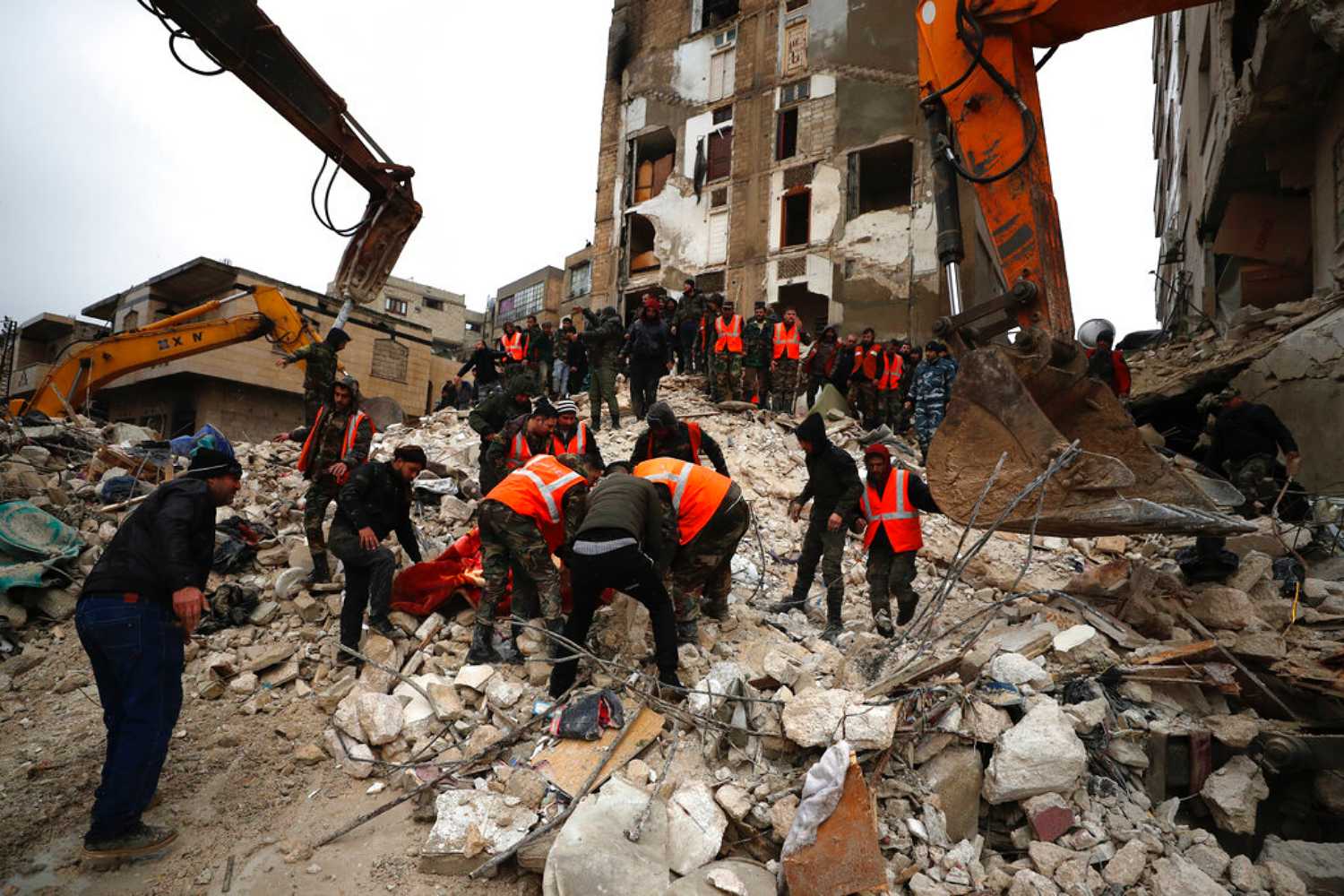 Αυξάνονται συνεχώς τα θύματα του φονικού σεισμού σε Τουρκία και Σύρια